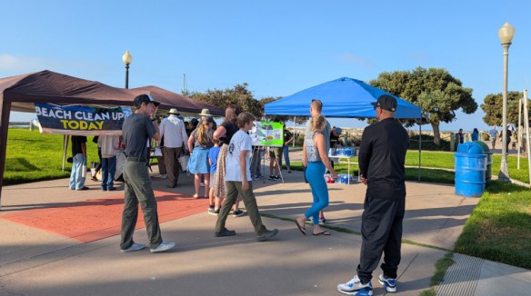 photo of volunteers sign up to help
